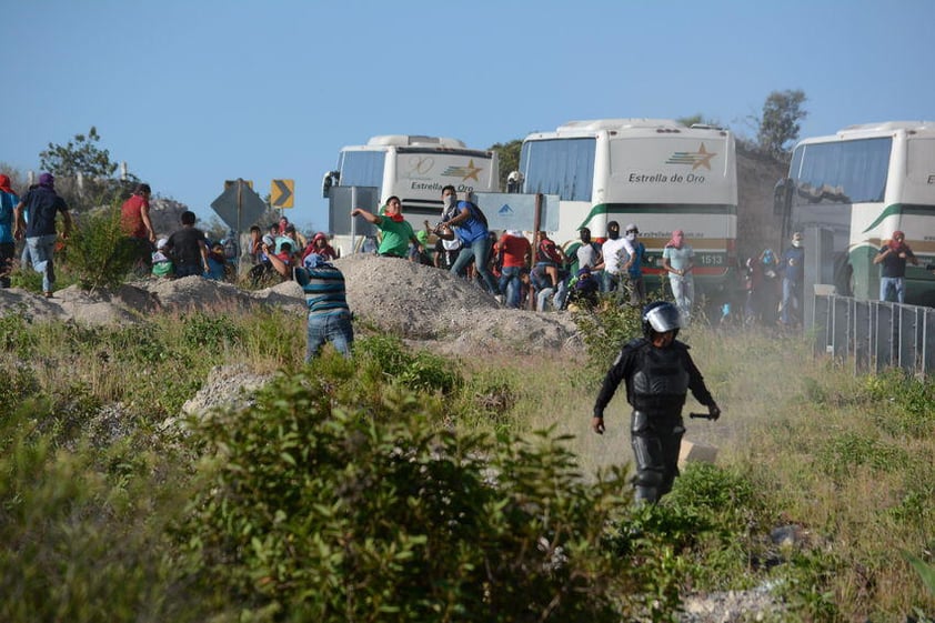 La trifulca comenzó alrededor de las 17:00 horas a la altura del kilómetro 2 del túnel, en dirección a Tixtla, cuando los elementos estatales -acompañados de patrullas de la Policía Federal y el Ejército-, pararon dos de los autobuses en los que iban más de 200 normalistas.