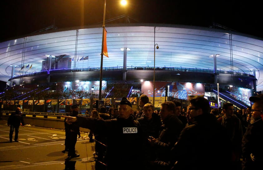 En el estadio estaba presente el primer ministro de Francia, François Hollande, pero fue evacuado cuando se conocieron los ataques. En esa zona habrían fallecido al menos tres personas.