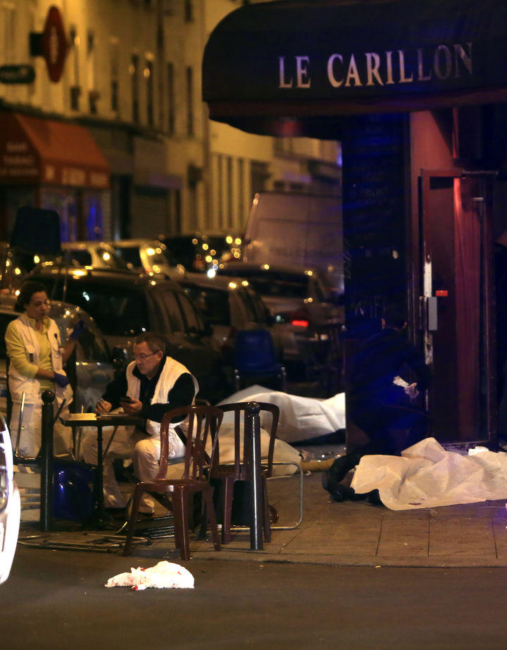 Autoridades dijeros 11 personas fueron muertas en un restaurante de París en el décimo distrito y unas 15 en el teatro Bataclan, donde también se produjo una toma de rehenes.