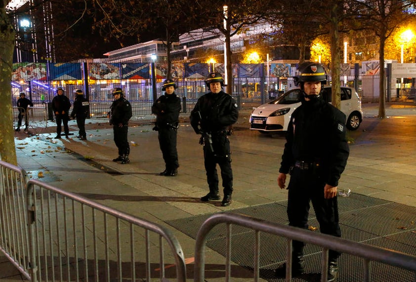 La policía está en el lugar, frente a un restaurante en el décimo distrito.