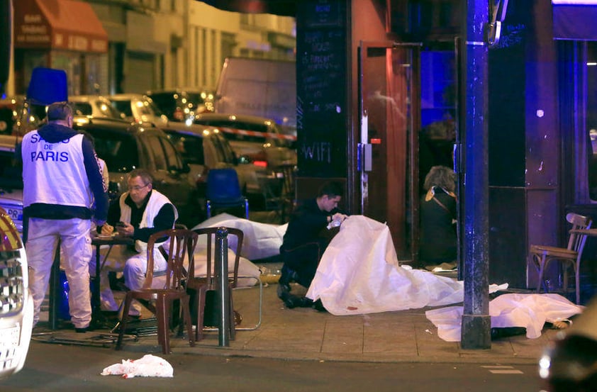 Tiroteos y explosiones en varios puntos de París habrían dejado más de 60 muertos y al menos 100 rehenes en el centro de artes Bataclan.