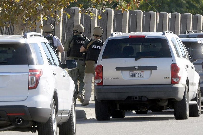 El ataque al Inland Regional Center comenzó hacia las 11:00 am (1:00 pm, hora del centro de México) en la que la policía recibió un aviso de tiroteo, con lo que activó el protocolo de respuesta de los servicios de emergencia y seguridad.