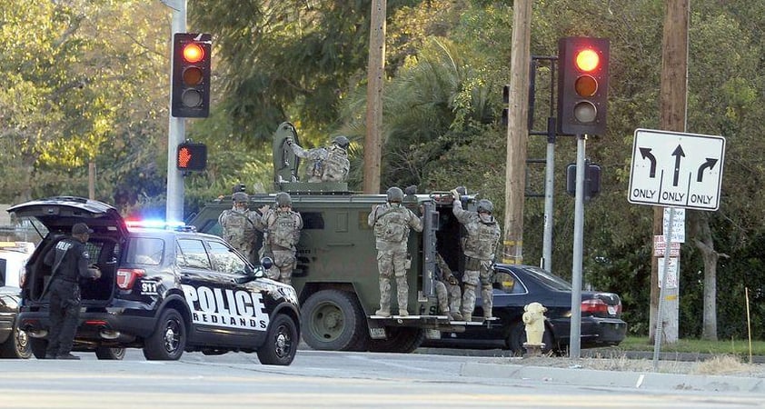 Por lo menos tres hombres armados que se cree vestían ropa estilo militar abrieron fuego en un centro de servicios sociales en el sur de California.