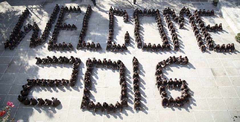 Llegó 2016 al mundo y así lo celebraron los alumnos indios.