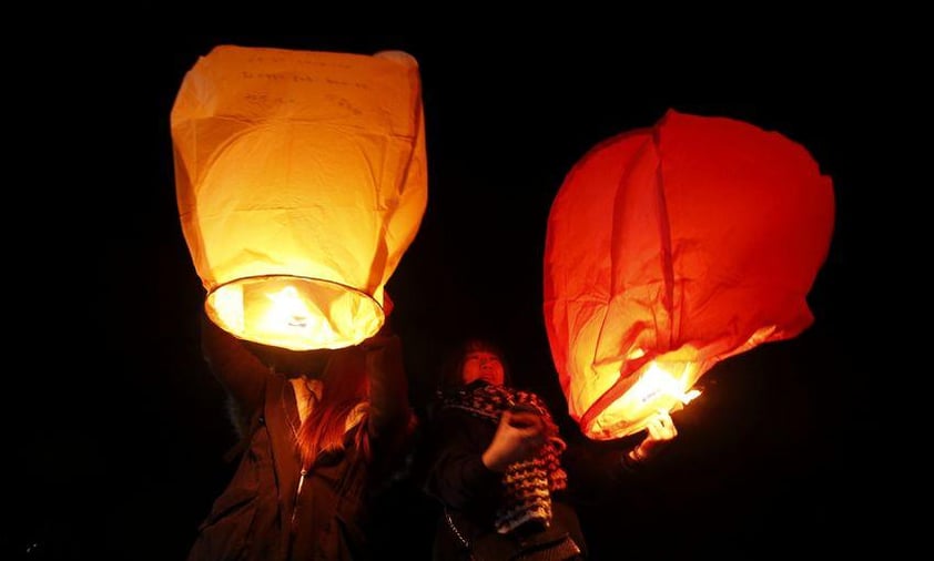 Surcoreanos festejaron lanzando farolillos al cielo para pedir deseos durante las celebraciones de Año Nuevo en la playa de Gangneung.