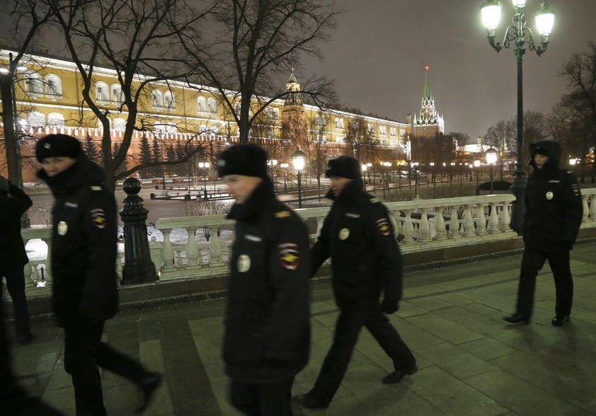 Agentes de policía fueron desplegados en Rusia para cuidar de los civiles.