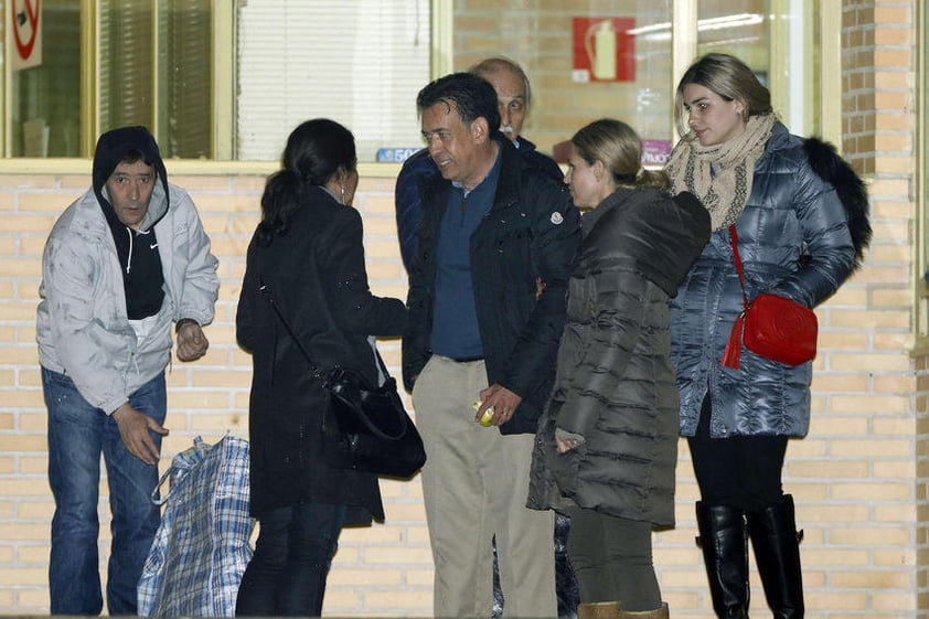 A las afueras de la cárcel, lo esperaba su esposa, Vanessa Guerrero, y su abogado, Ulrich Richter.