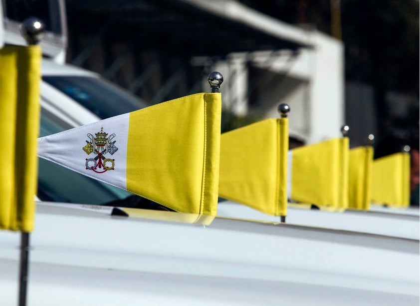 Los vehículos cuentan con la bandera del Vaticano.