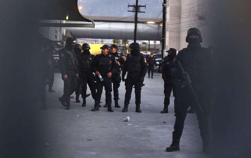 La situación quedó bajó control a la 1:30 horas ante la intervención de elementos de la Sedena, la Marina y la Policía Federal, quienes montaron un cerco de seguridad en el lugar, así como en otros penales del estado.