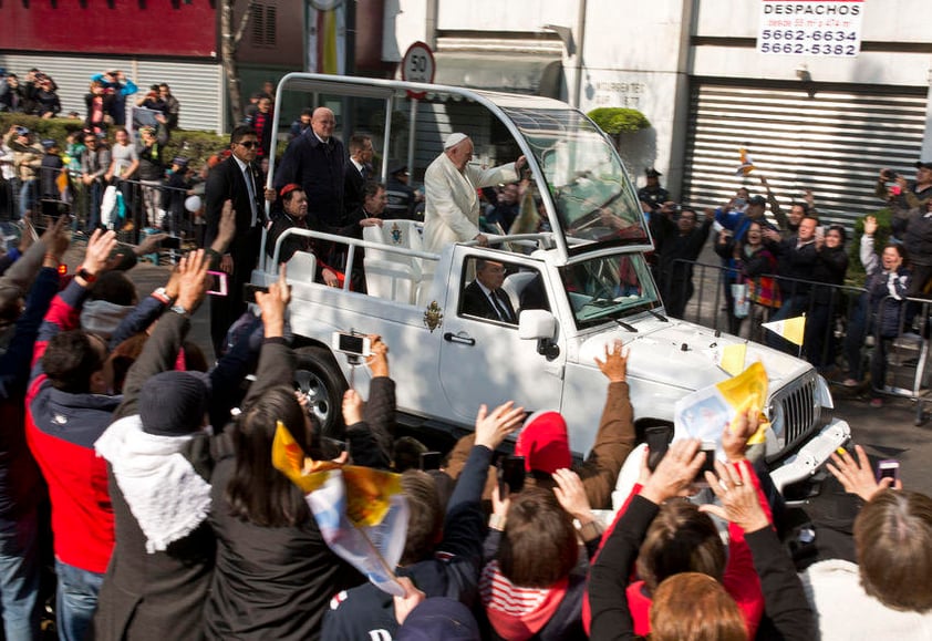 Entre gritos y porras, los ciudadanos recibieron al Papa.