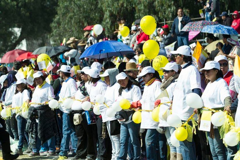 Miles de ciudadanos salieron las las calles de Ecatepec a recibir al Papa con globos blancos y amarillos.