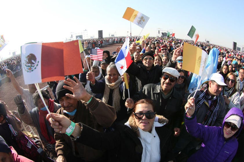 Banderas de México y El Vaticano fueron alzadas por los fieles.