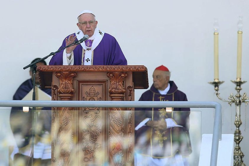 Francisco les invitó a recordar la oración del Padre nuestro cuando se dice "no nos dejes caer en la tentación" y les instó a "no caer" en ella.