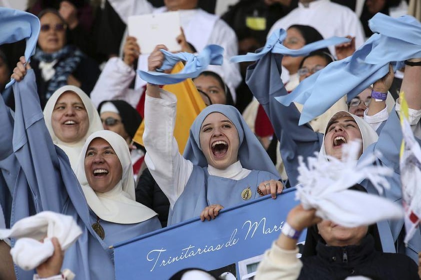 La multitud que en su mayoría viste de blanco lo ovacionó a su paso.