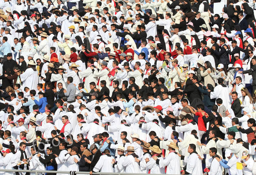 Con la tradicional ola, los fieles que desde temprana hora accedieron al estadio "Venustiano Carranza" para recibir al Papa Francisco.