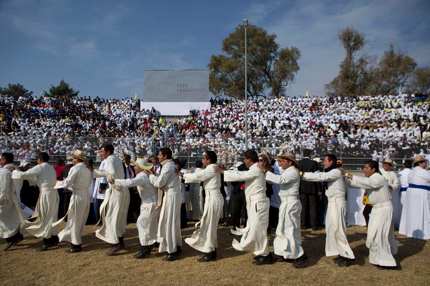 Con entusiasmo, porras y cantos, religiosos esperaron al Papa.