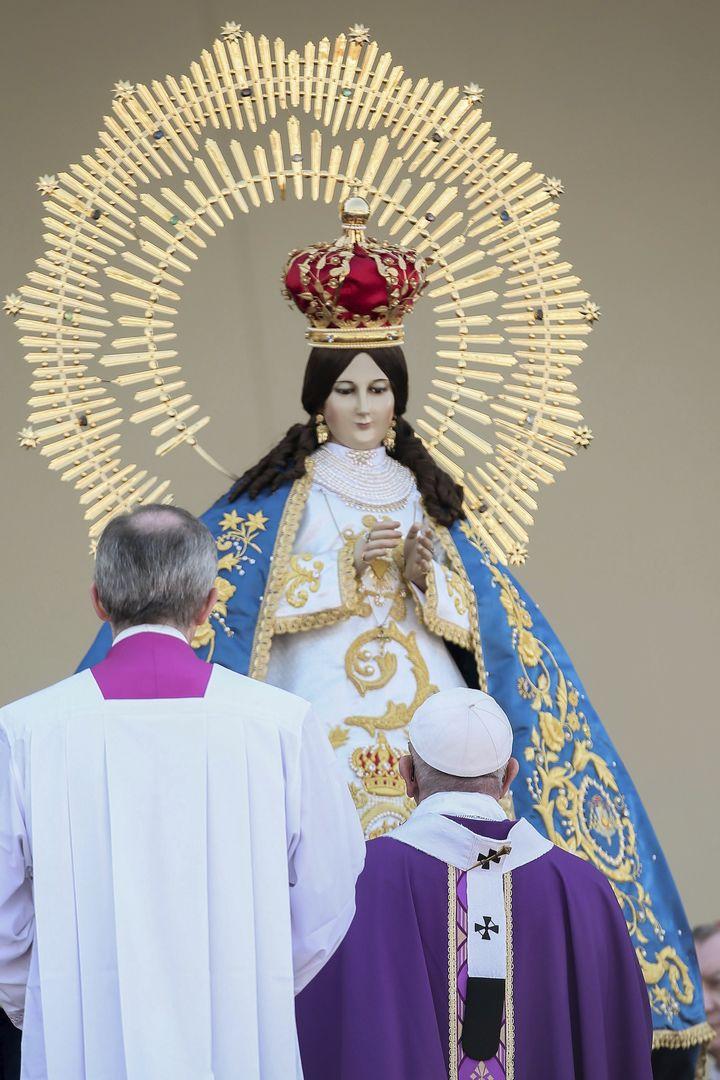 Religiosos, monjas y padres de familia con sus hijos cantaron y echaron porras al jerarca católico.