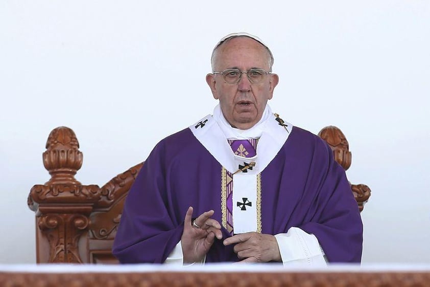 Con la tradicional ola, los fieles que desde temprana hora accedieron al estadio "Venustiano Carranza" para recibir al Papa Francisco.