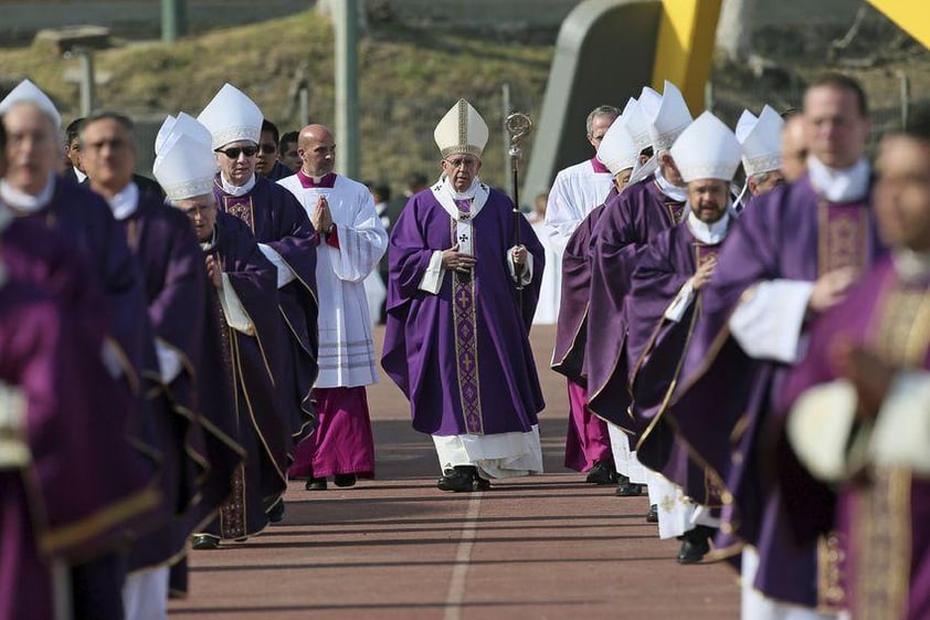 El papa Francisco instó a las religiosas, religiosos y seminaristas mexicanos a "no resignarse" ante las "tentaciones" y dificultades que puedan encontrar y a "salir de la sacristía", durante la misa celebrada en Morelia.