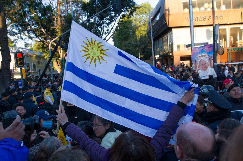 En las calles, fieles alzaron la bandera de Argentina.