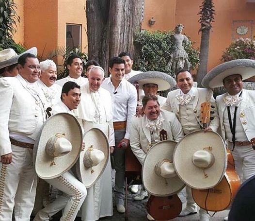 Fue el cantante Carlos Rivera y el Mariachi 2000 quienes despidieron al Papa.