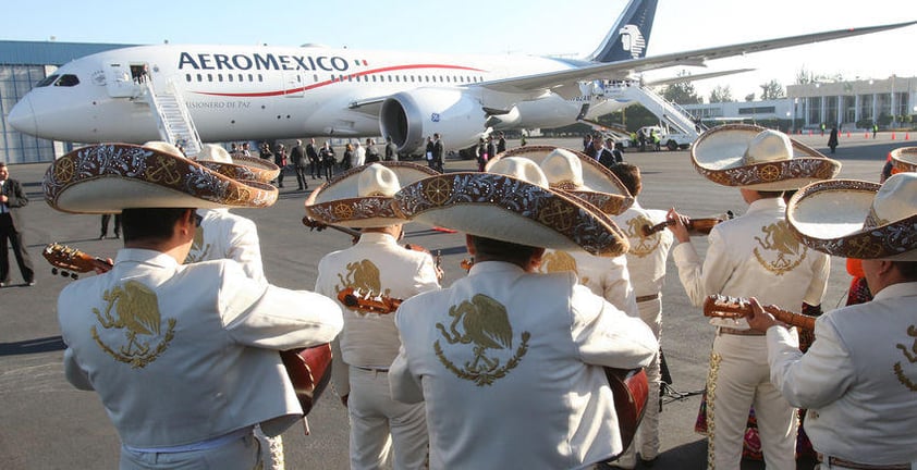 El papa Francisco salió en avión desde el aeropuerto de la capital mexicana hacia Ciudad Juárez, y fue despedido al ritmo de Las Golondrinas.