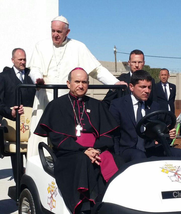 A unos 700 internos de la que fuera una de las cárceles más peligrosas del país el papa les pidió "no quedar presos del pasado, del ayer" y "aprender a abrir la puerta al futuro".