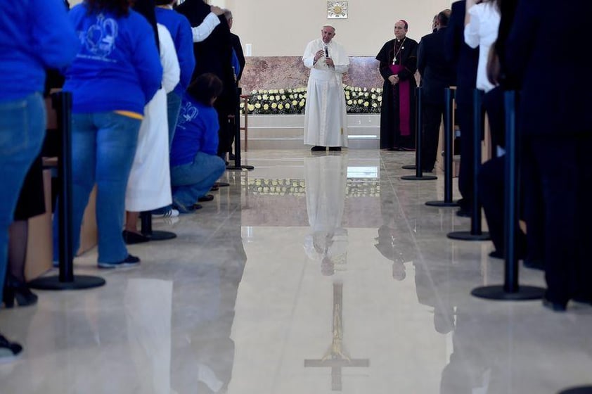 A su ingreso saludó a algunos familiares de presos en un túnel interior, mientras en la capilla intercambió palabras con el personal y los capellanes del lugar.