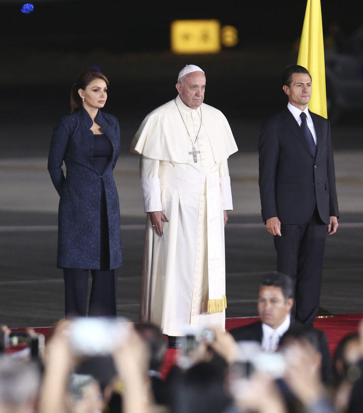 Su Santidad posó junto a la Primera Dama y el presidente antes de partir.