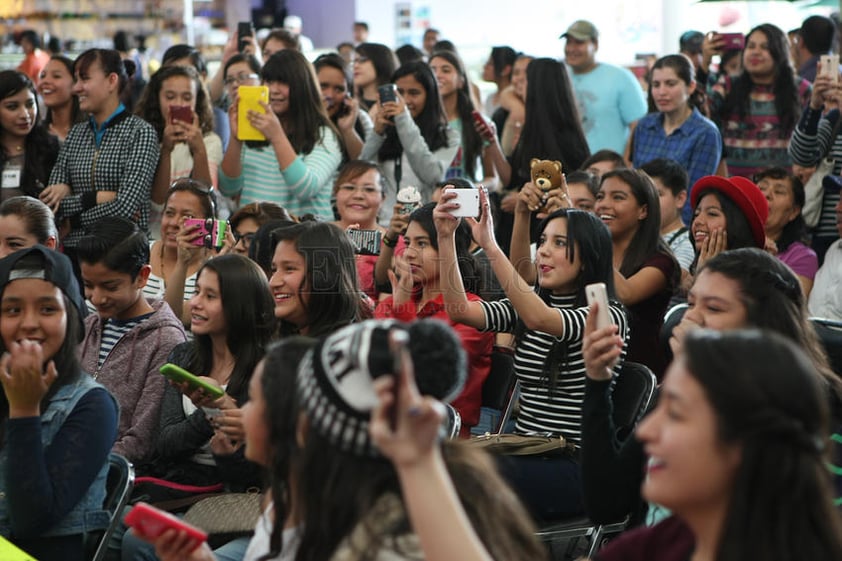 Miles de fanáticas se dieron cita en el centro comercial para poder estar con su ídolo.