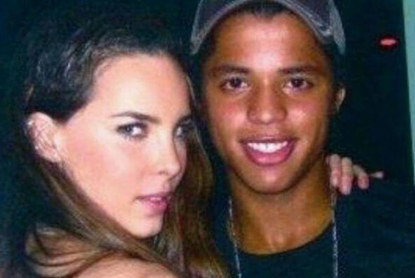 Belinda tuvo una relación con Giovanni Dos Santos en 2009, sin embargo, según medios de espectáculos terminaron por una presunta infidelidad de la cantante.