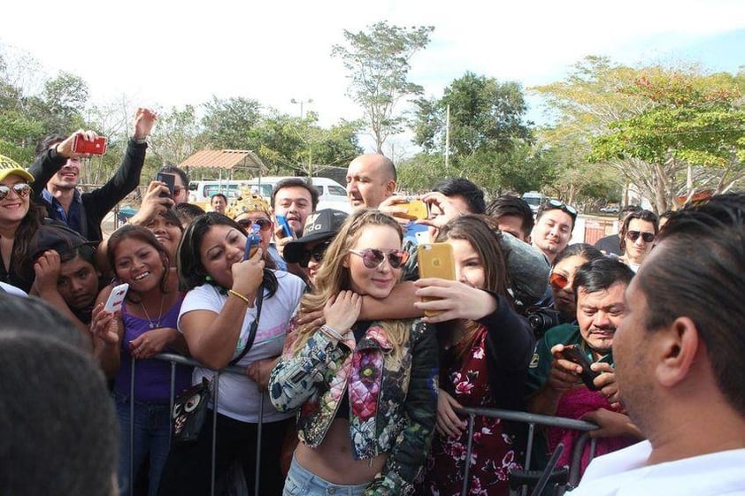 Su visita a Mérida fue polémica ya que medios aseguraron que dejó plantados a sus fans en una firma de autógrafos, por lo que ella se defendió y explotó contra la prensa asegurando que sí llegó puntual a su cita.