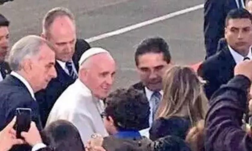 La cantante causó polémica por supuestamente haber molestado al Papa Francisco al ocupar un lugar para personas con discapacidad en su llegada a Morelia.