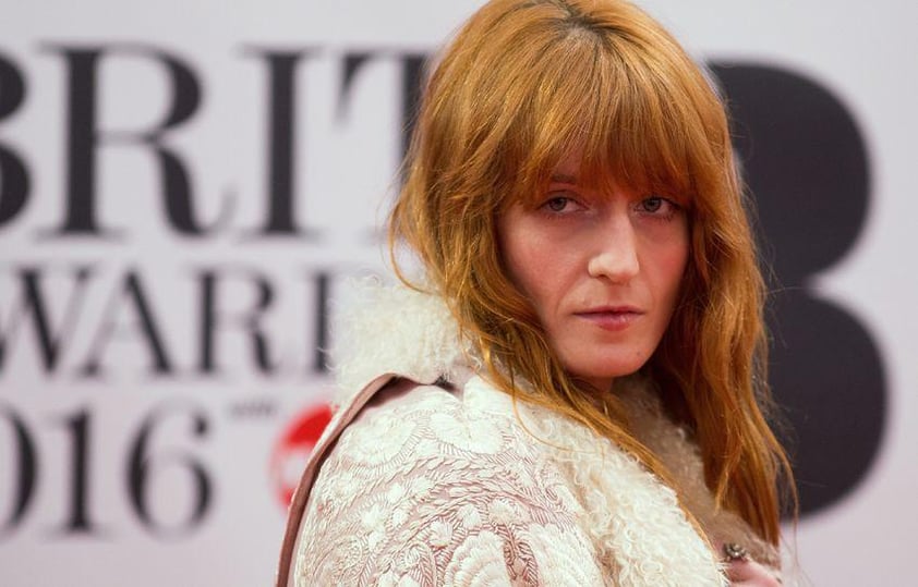 Florence Welch arribando a la alfombra roja.