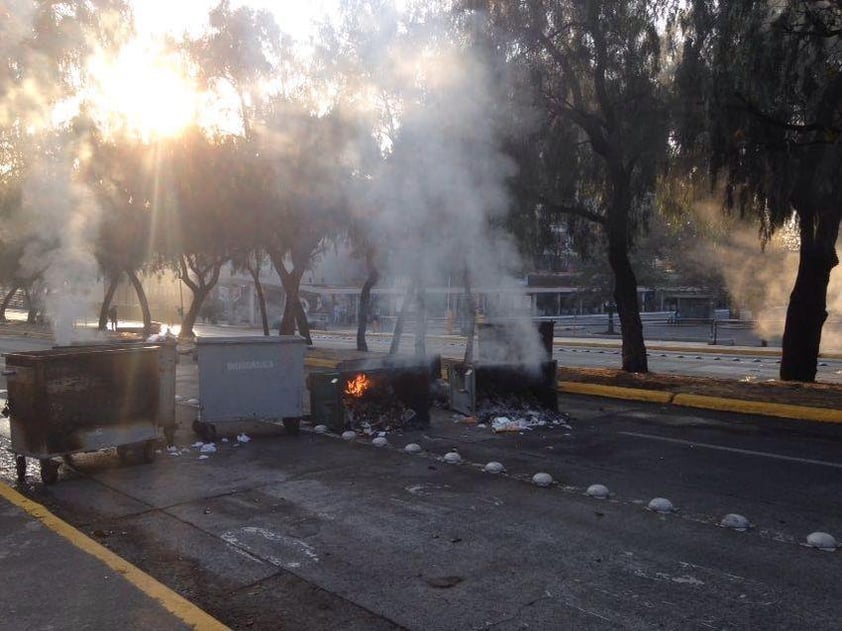 Colocaron barricadas afuera de la Facultad de Filosofía y Letras.