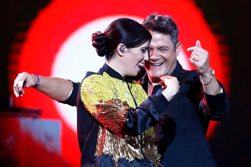 A continuación subió al escenario la cantante chilena Javiera Mena, con quien Sanz cantó Corazón partío en compañía de un coro conformado por las miles de personas que asistieron esta noche a la viñamarina Quinta Vergara.