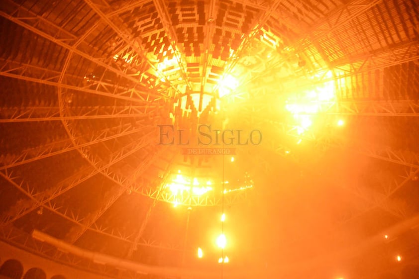 El Coliseo Centenario fue inaugurado el viernes de 9 de noviembre de 2007, y desde dicha fecha fue sede de espectáculos taurinos, artísticos, religiosos, políticos y de rodeo, como el que se presentaría ayer por la noche.