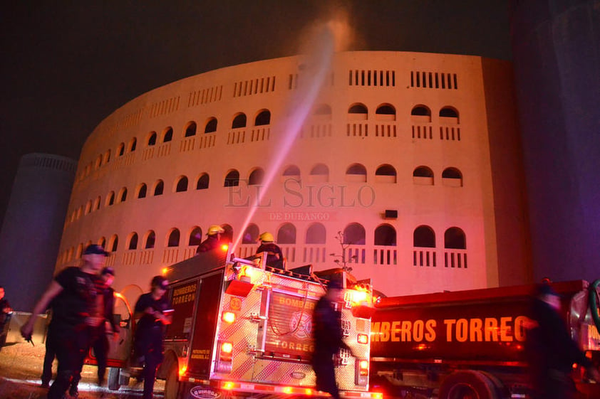 Las chispas alcanzaron el domo del inmueble y de inmediato se generó el incendio que se propagó de inmediato.