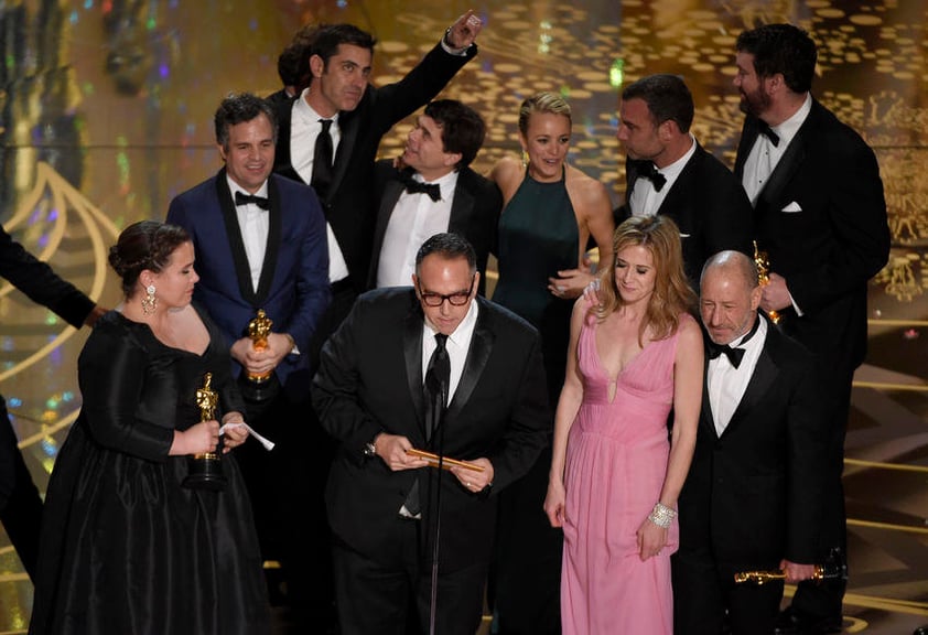 El elenco de Spotlight recibiendo el máximo galardón de la noche.