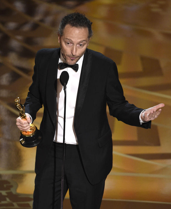 Y no fallarían, Emmanuel Lubezki era el primero de El Renacido en ponerse de pie para recibir su premio por Mejor fotografía. Es el único en ganar la estatuillaa por tercera vez consecutiva.