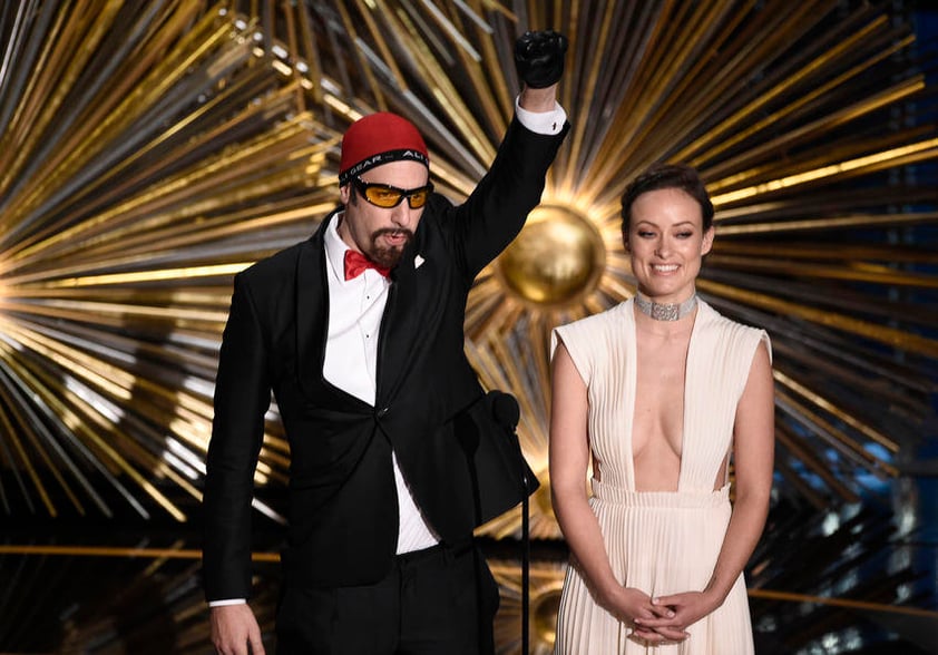 Olivia Wilde se robó las miradas al subir al escenario con tremendo escotazo.