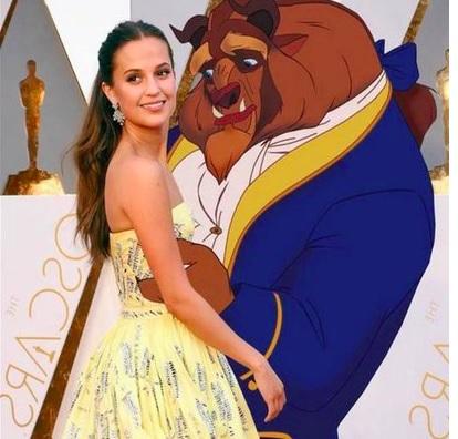 La actriz Alicia Vikander, fue comparada con Bella.