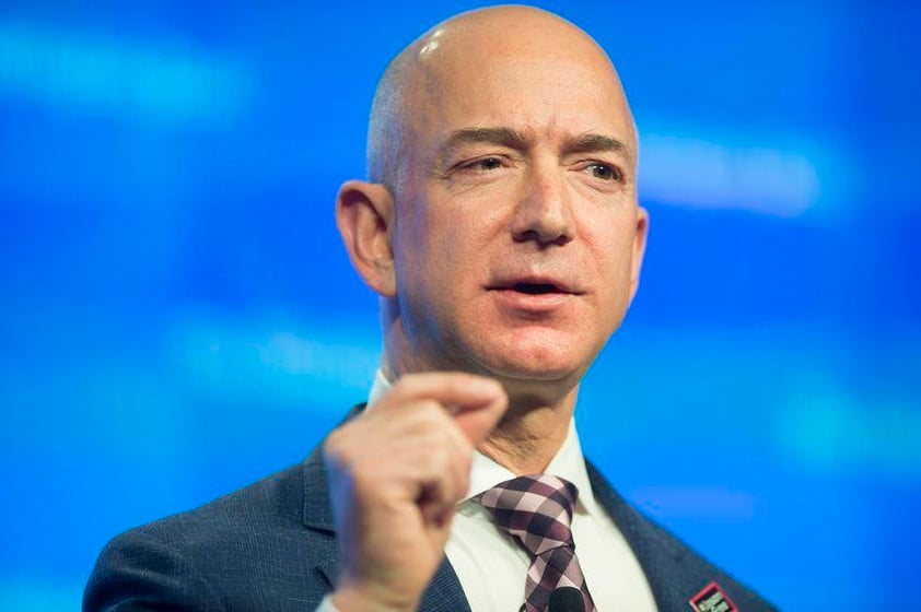 Jeff Bezos, fundador del comercio por internet, Amazon, con 42 mil 500 millones de dólares, tiene el quinto puesto.