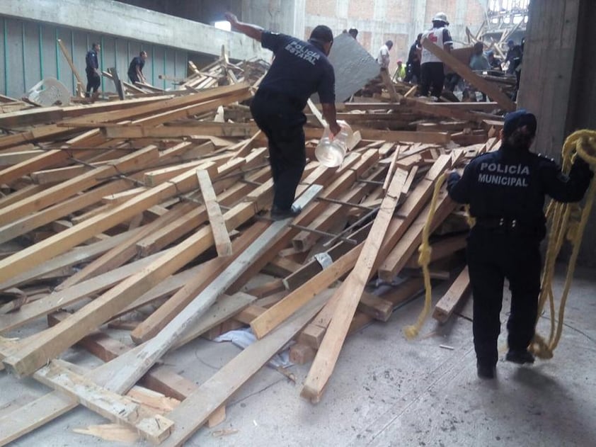 El Gobierno de Oaxaca informó que elementos de seguridad y cuerpos de auxilio rescataron a 20 personas lesionadas en un derrumbe de la obra en construcción, en la Catedral “La Barca”, ubicada en San Juan Bautista, Tuxtepec.