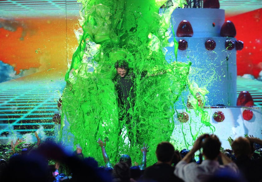 La ceremonia fue animada por Blake Shelton, quien no se escapó de un "baño verde".