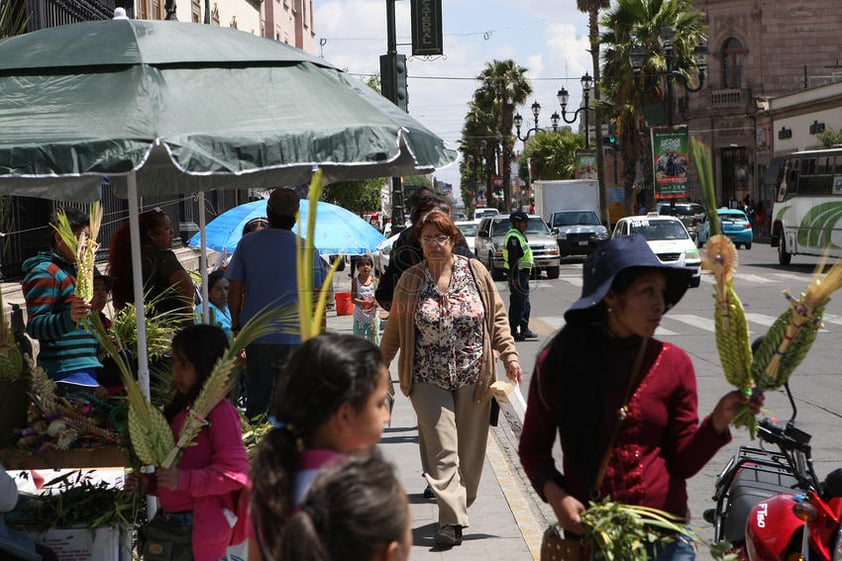 A las afueras de los templos se instalaron, como cada año, los comerciantes.