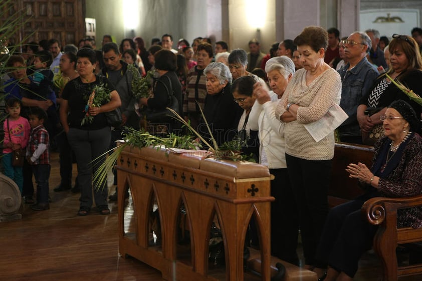 Duranguenses expresaron su fe al celebrar el Domingo de Ramos.