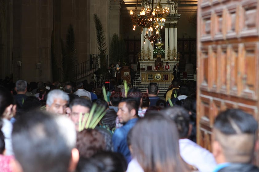 Los fieles llegaron con sus ramos de olivo y palmas que llevaron a bendecir.