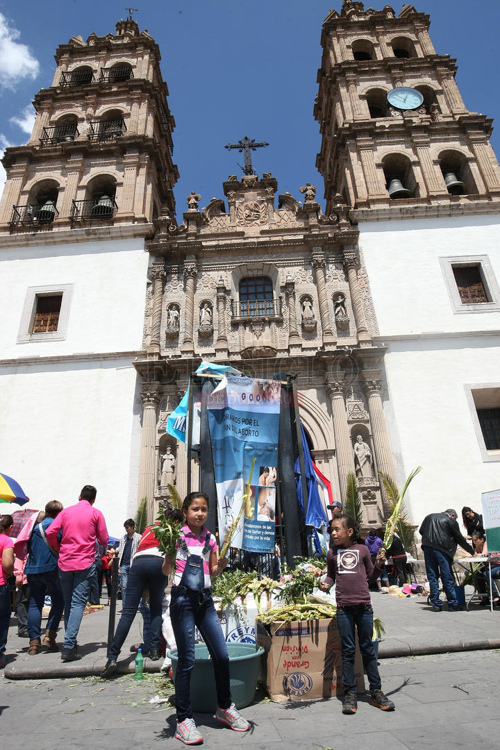 Desde temprano, los fieles católicos se dieron cita en los distintos templos de la ciudad de Durango.