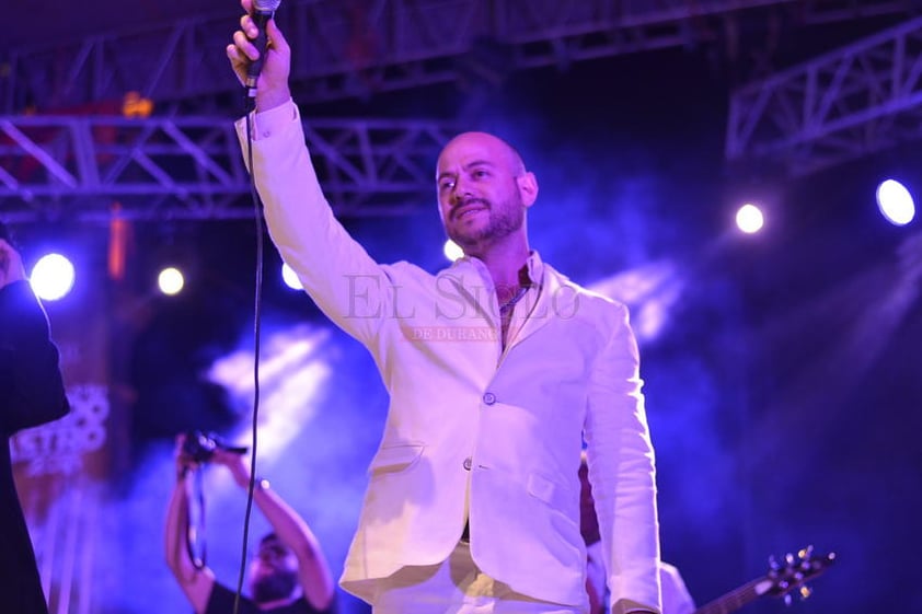 El vocalista portó un traje blanco que lo hizo resaltar del escenario.